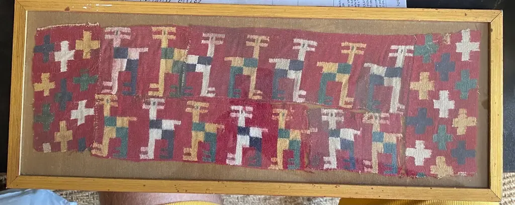 Fragments de tapis anciens, sous verre, 3 de taille différente. Faire une offre.  Antique carpet fragments, under glass, 3 of different sizes. Make an offer.