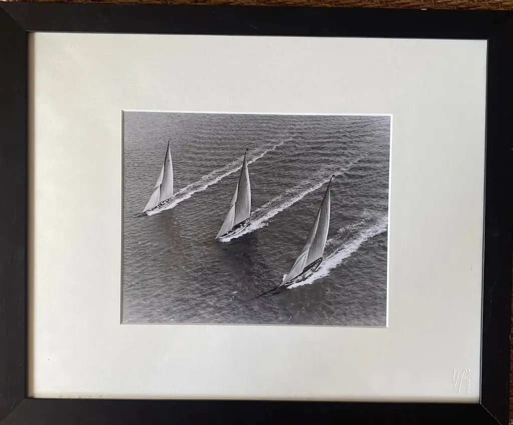 Anciennes photos de bateaux, régate de Cowes 1933, encadrées et sous verre. 2 unités.                                     Antique boat photos, Cowes Regatta 1933, framed and under glass. 2 units.
