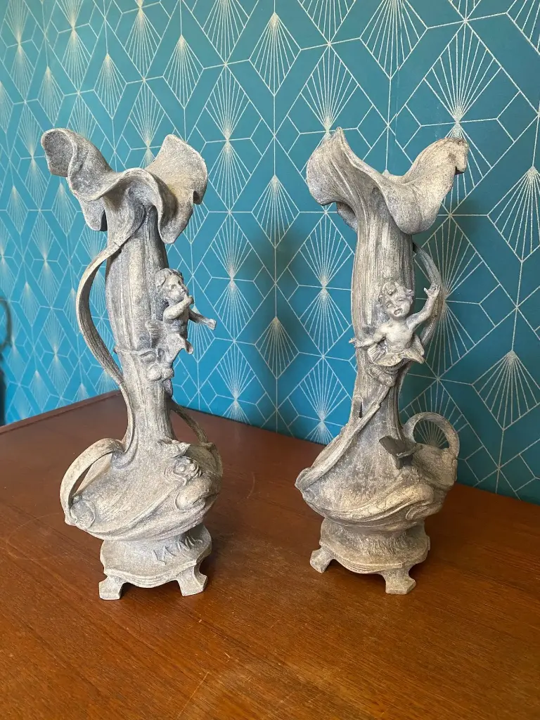 Paire de vases art nouveau, régule, patine à finir, décors de putti. vers 1900.   Pair of Art Nouveau vases, spelter, patina to be finished, putti decorations. Circa 1900.