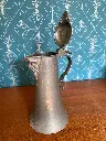 Chope en étain, XVIIIème, à décors d'un visage, armoiries présentes. Rare.  Pewter tankard, 18th century, decorated with a face, coat of arms present. Rare.