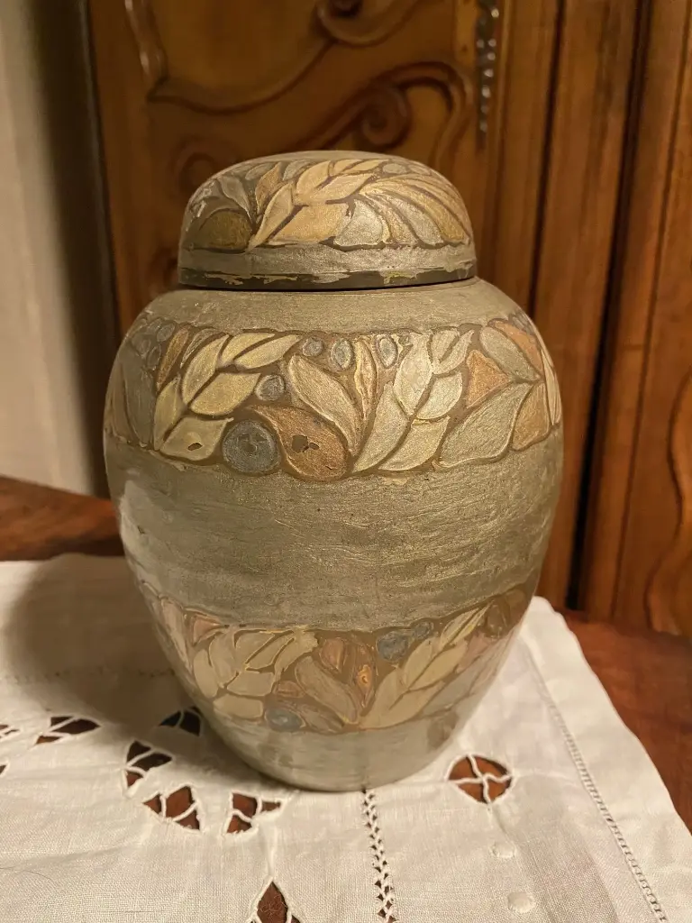 Art asiatique, pot à couvert, en laiton, au décors cloisonné, époque art déco.  Asian art, covered pot, in brass, with cloisonné decoration, Art Deco period.