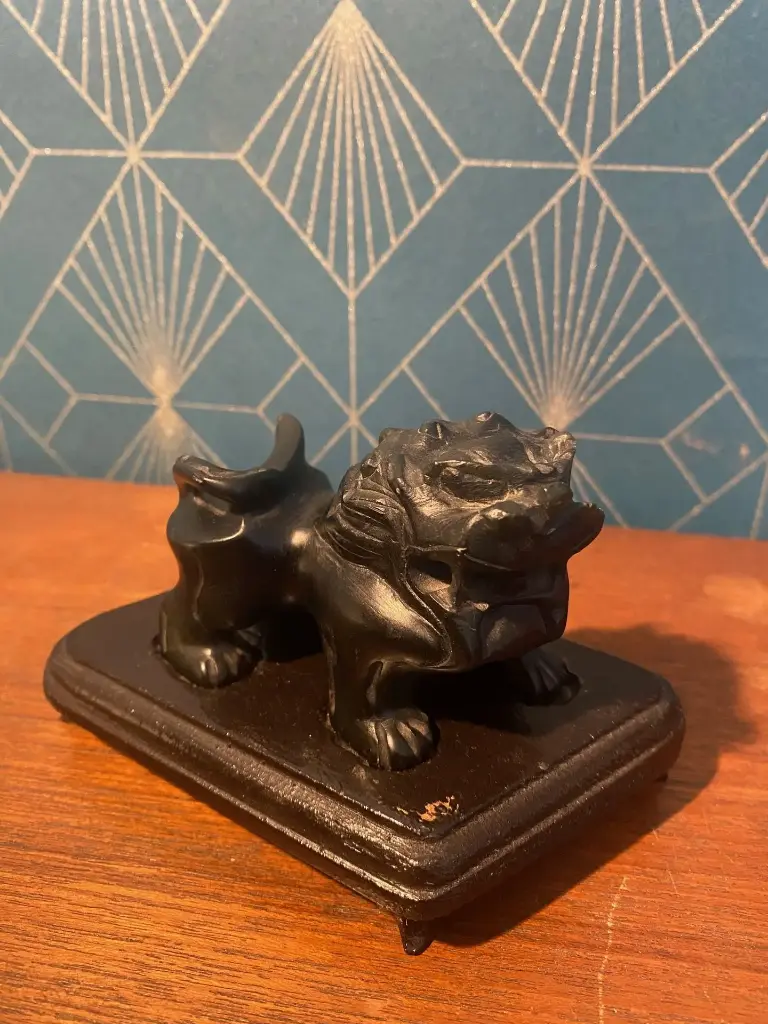 Statue chien Fo en pierre dure, en stéatite, antique de Chine, socle en bois.                                                                   Fo dog statue in hard stone, in steatite, antique from China, wooden base.