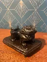 Statue chien Fo en pierre dure, en stéatite, antique de Chine, socle en bois.                                                                   Fo dog statue in hard stone, in steatite, antique from China, wooden base.
