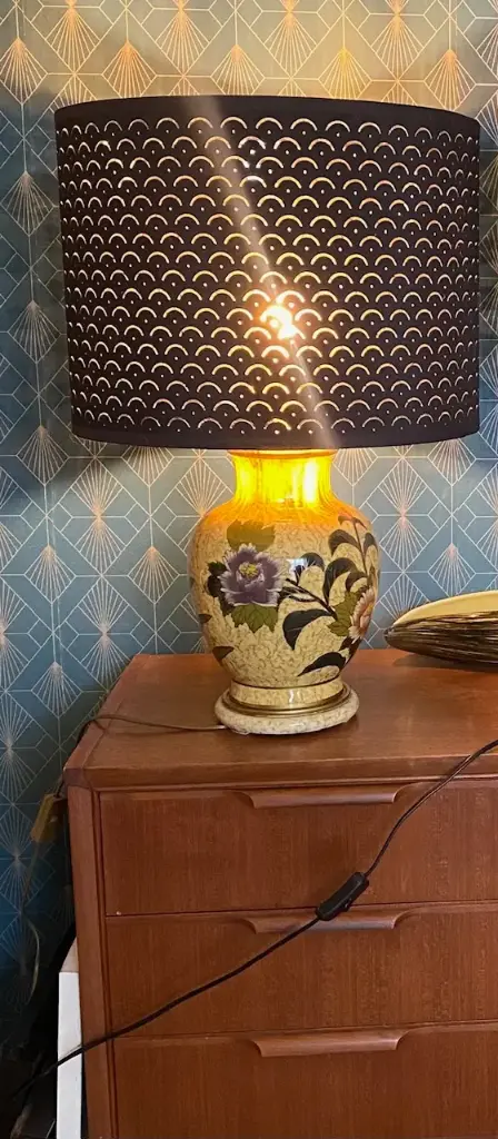 Pied de lampe vintage, IDA BELLINI, vernissée, aux décors cloisonnés de 4 fleurs.                                                        Vintage lamp base, IDA BELLINI, varnished, with cloisonné decoration of 4 flowers