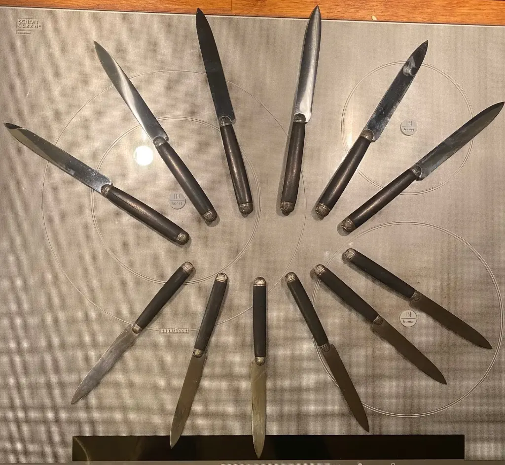 Couteaux de table ancien, bois d'ébène, époque Napoléon III, 6 grands ,6 petits.  Antique table knives, ebony wood, Napoleon III period, 6 large, 6 small.