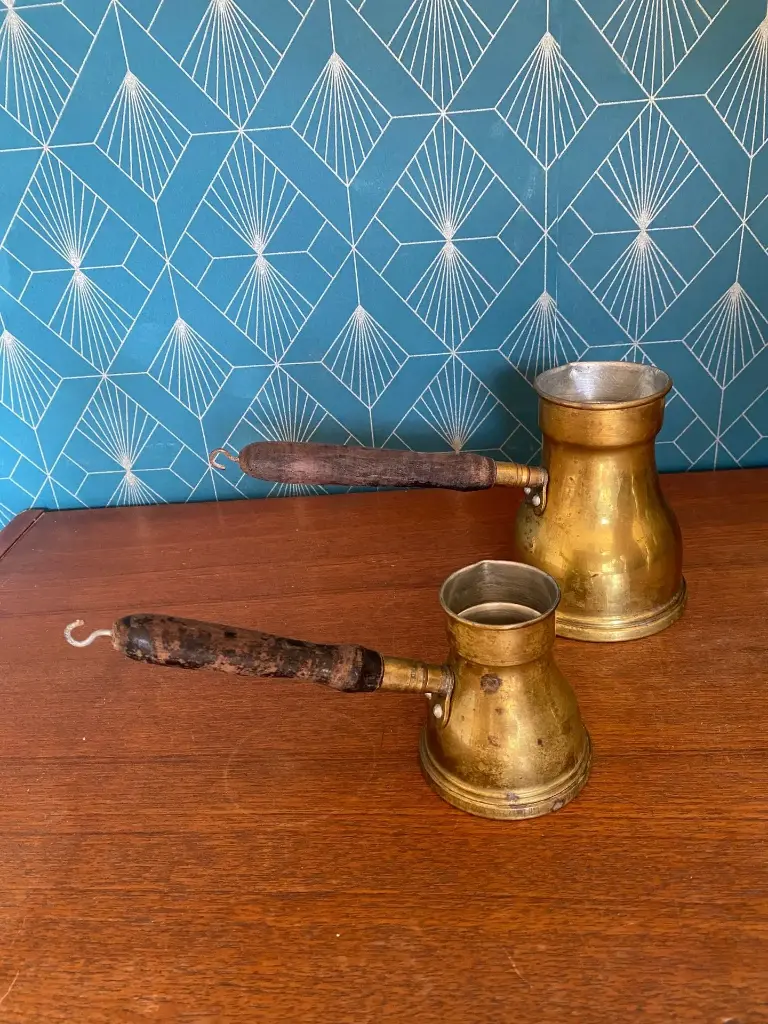 Cafetières anciennes Orientales, laiton, manche en bois, faite main. Le lot de 2.  Antique Oriental coffee pots, brass, wooden handle, handmade. Set of 2