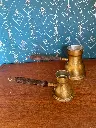Cafetières anciennes Orientales, laiton, manche en bois, faite main. Le lot de 2.  Antique Oriental coffee pots, brass, wooden handle, handmade. Set of 2