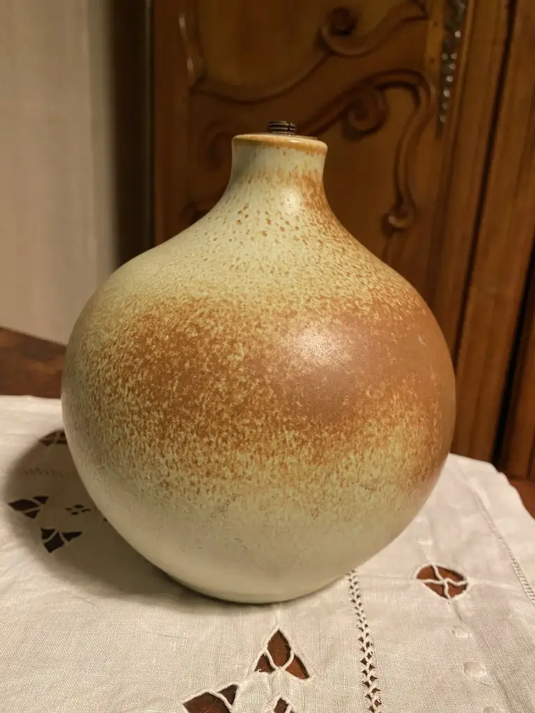 Pied de lampe vintage signé, forme boule , grès pyrite, poterie vintage de 1970.                                                      Vintage signed lamp base, ball shape, pyrite stoneware, vintage pottery from 1970.
