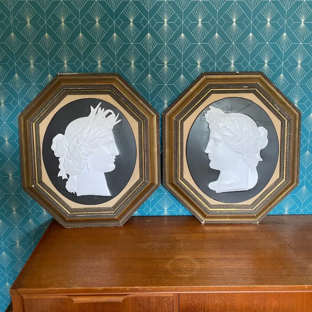 Sculpture du XIXème, bas relief, école Française, réalisée en plâtre sur ardoise.                                                        19th century sculpture, bas-relief, French school, made of plaster on slate