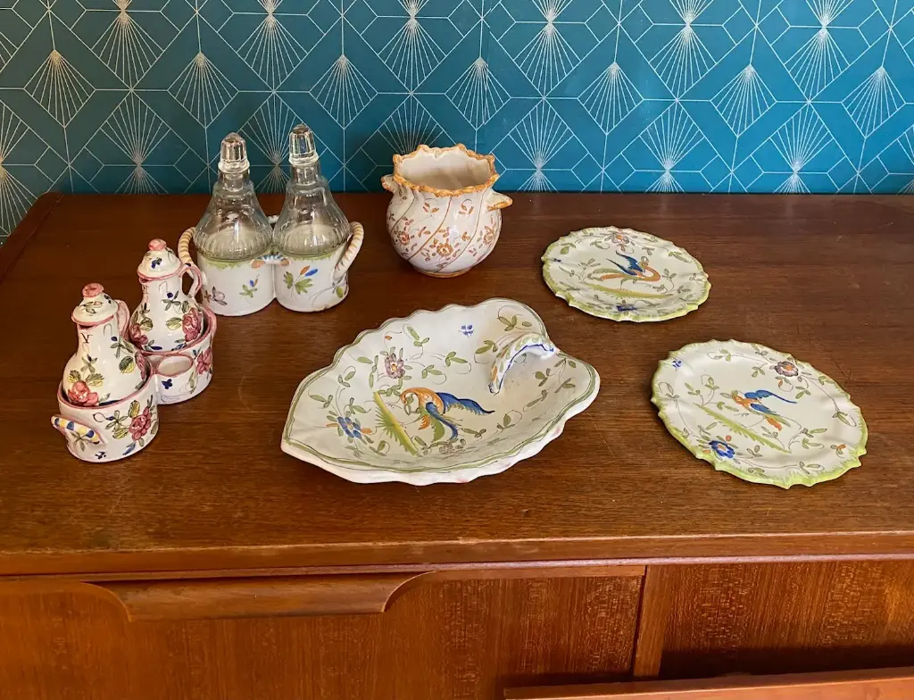 Faïence anciennes Martres Tolosane, ensemble de 6 pièces, fin XIXème.  Antique faience pottery from Martres-de-Tolosane, set of 6 pieces, late 19th century.