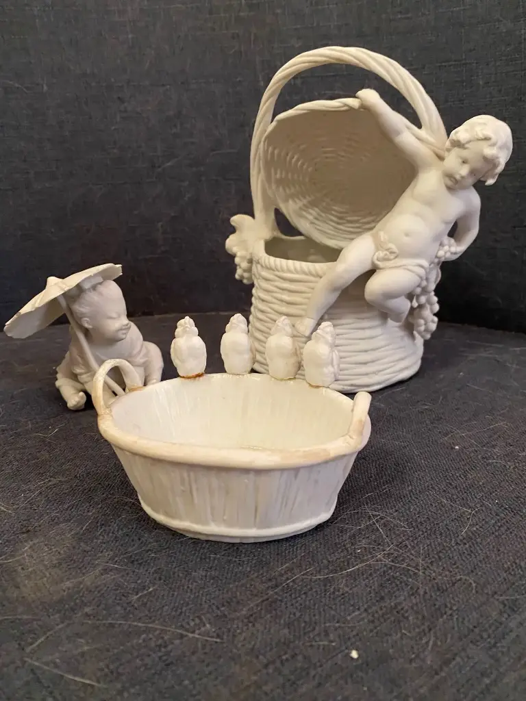 Meissen biscuit, Sculpture porcelaine, XIXème, numérotés et marqué au revers.                                                    Meissen porcelain figurine, 19th century, numbered and marked on the reverse.