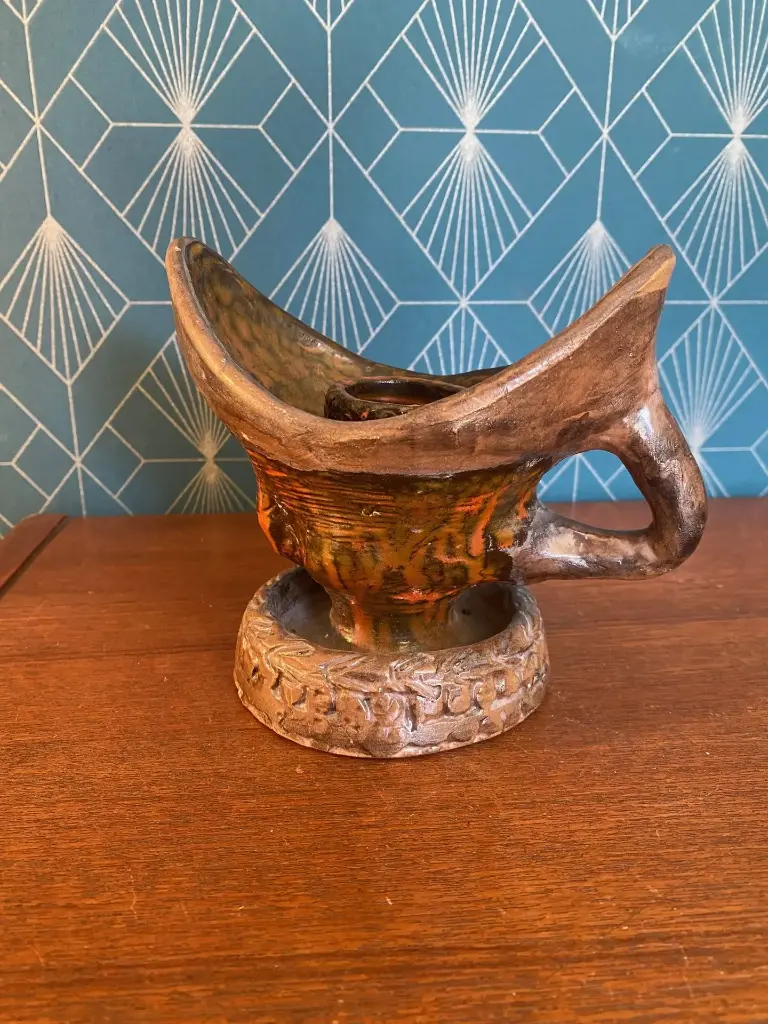 Bougeoir à main ancien, terre cuite, école Italienne Romacréa, des années 60.                                                               Antique hand-held candlestick, made of terracotta, from the Italian school Romacrea, 1960s.