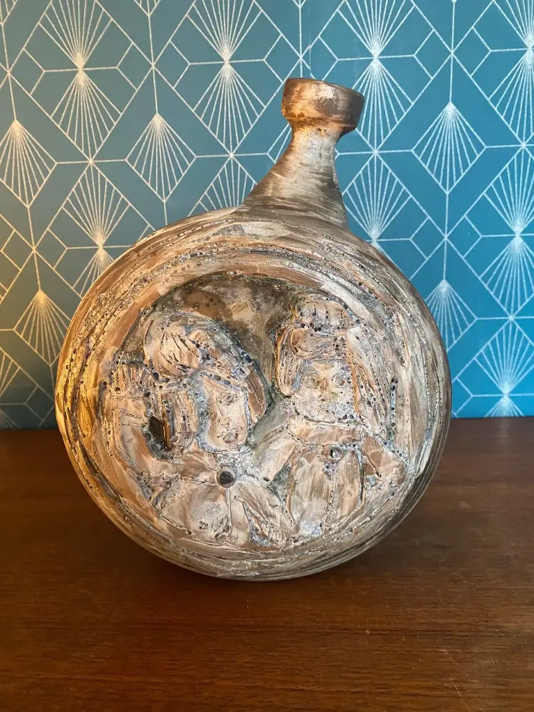 Ancienne verseuse, ou bouteille, école Italienne Romacréa, des années 60.     An old decanter, or bottle, from the Italian design school Romacrea, from the 1960s.