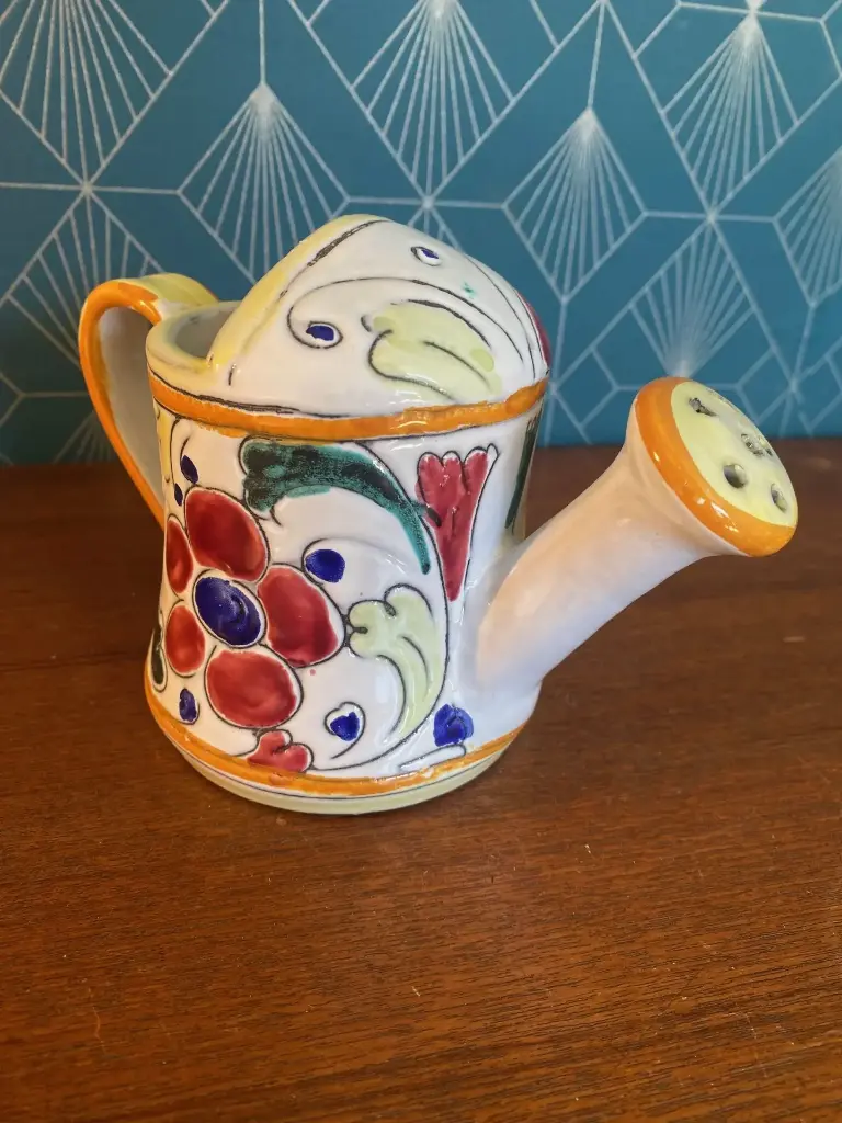 Ancienne verseuse en terre cuite émaillée, école Italienne Romacréa, 1960.                                                                An antique glazed terracotta pitcher, from the Italian school Romacrea, 1960.