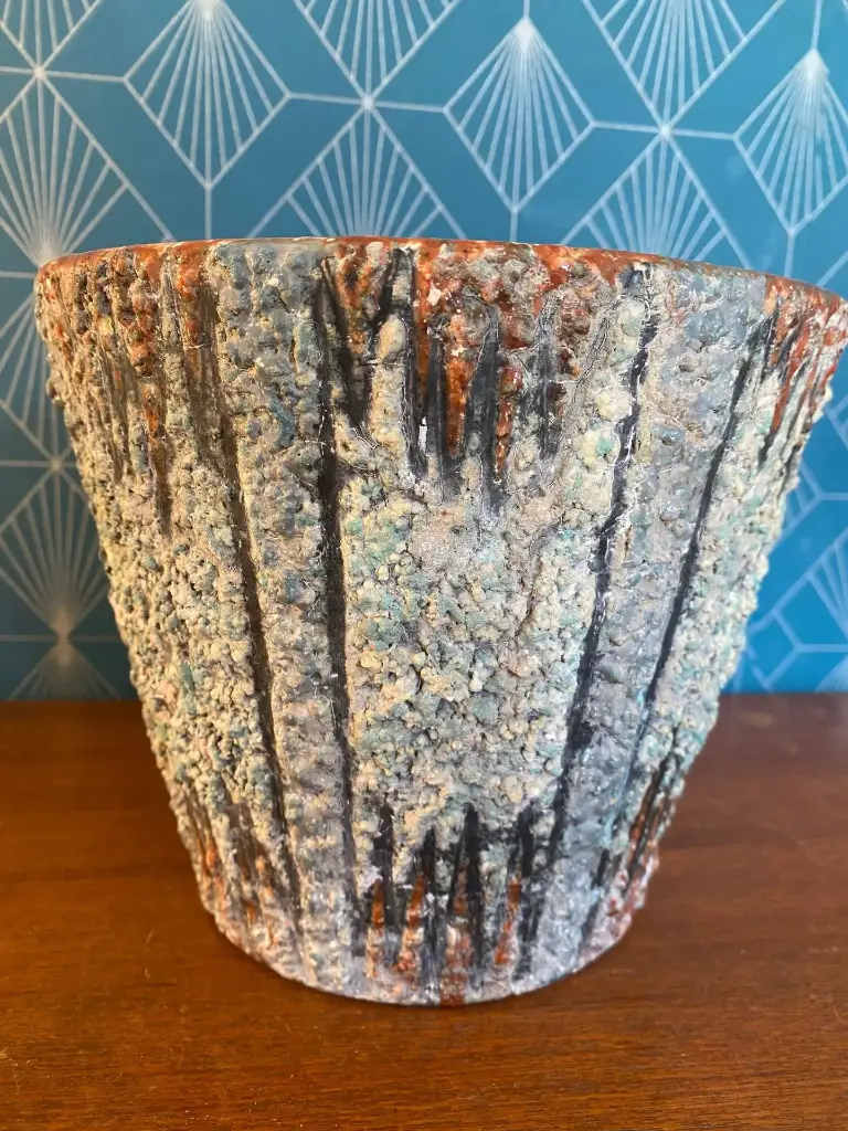 Ancien cache pot en terre cuite émaillée, école Italienne Romacréa, 1950.                                                      Antique glazed terracotta plant pot, from the Italian school Romacrea, 1950.