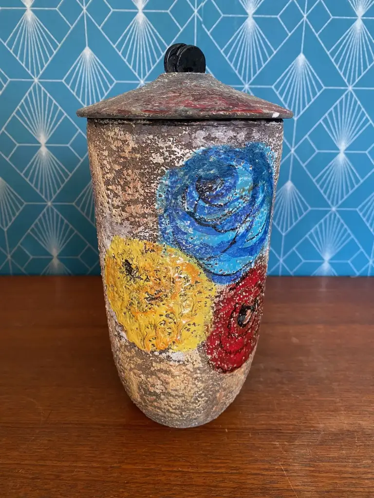 Ancien vase à couvert, terre cuite émaillée, école Italienne Romacréa, 1950.                                                                 Antique covered vase, glazed terracotta, Italian school (Romacrea), 1950.