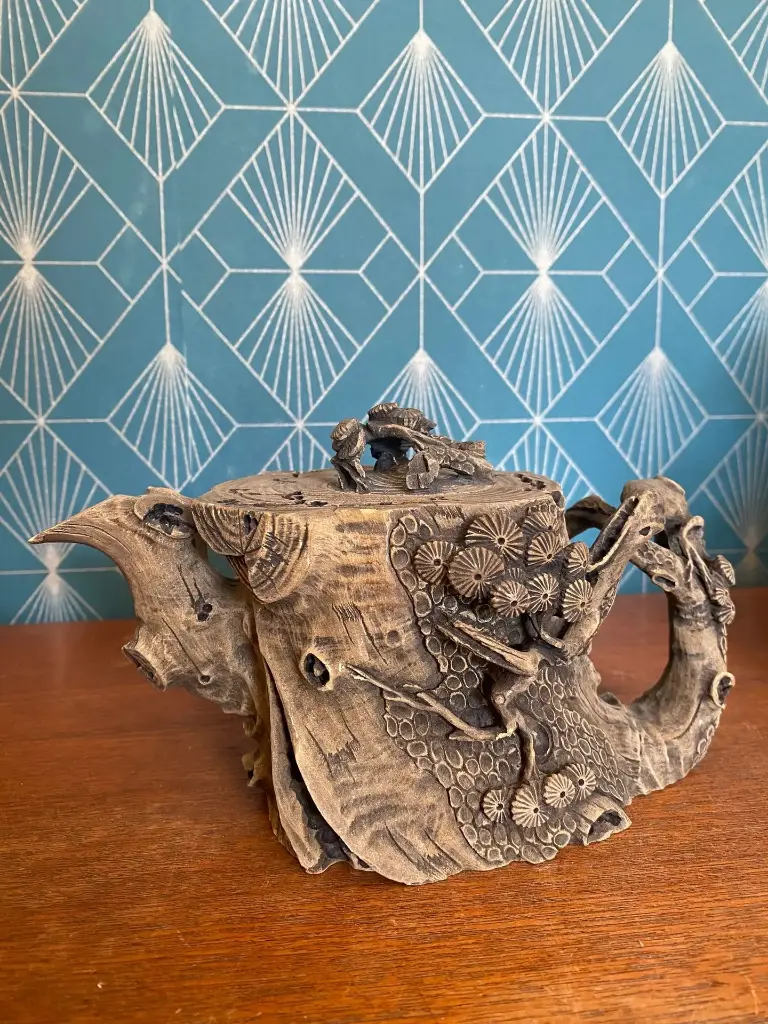 Théière chinoise ancienne, grès de Yixing, à décor naturel d'un tronc d'arbre.                                                       Antique Chinese teapot made of Yixing stoneware, featuring a natural tree trunk design.