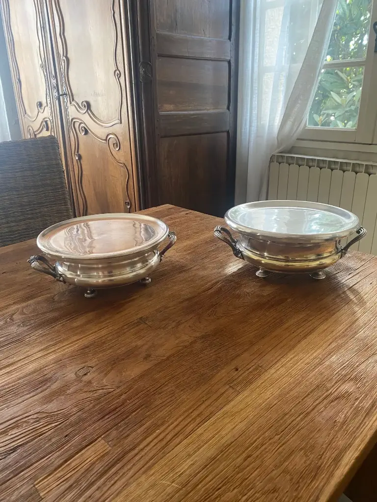 Orfèvrerie de France du XIXème siècle, 2 chauffe-plat Christofle et Frénais.  19th century French goldsmith, 2 Christofle and Frénais hot plates.