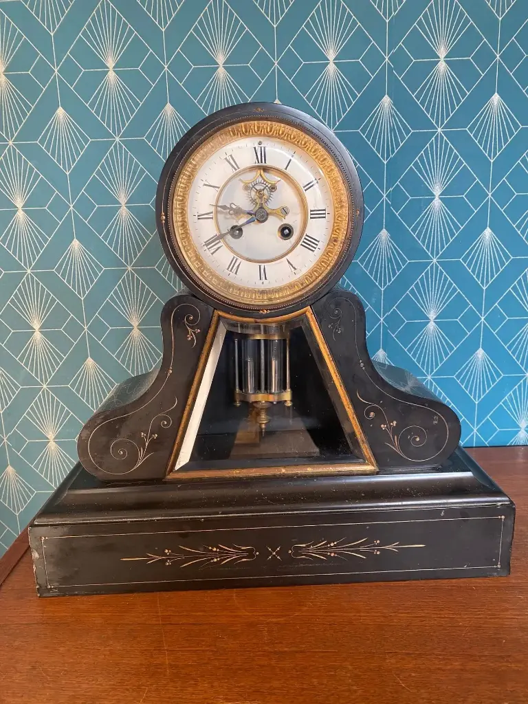 Pendule XIXème, époque Napoléon III, mouvement mercure, en marbre noir.  19th century clock, Napoleon III period, mercury movement, in black marble.