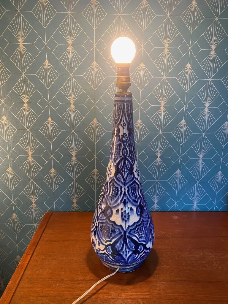 Pied de lampe ancienne, signée au revers, Syrie. Début XXème.                    Antique lamp base, signed on the reverse, Syria. Early 20th century.