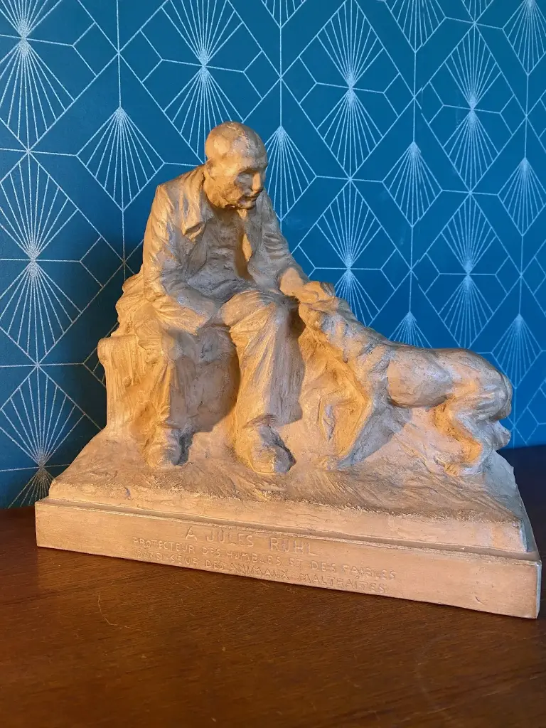 Sculpture en terre cuite signée, Pierre Théunis. Début XXème, rare.   Terracotta sculpture signed by Pierre Théunis. Early 20th century, very rare piece.