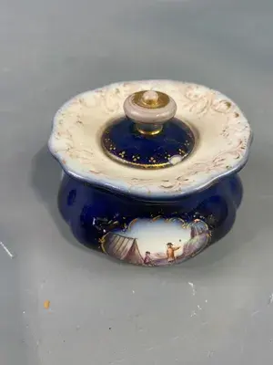 Encrier ancien, époque XIXème, en porcelaine blanche.  Paris                              Antique inkwell, 19th century, in white porcelain. Paris.