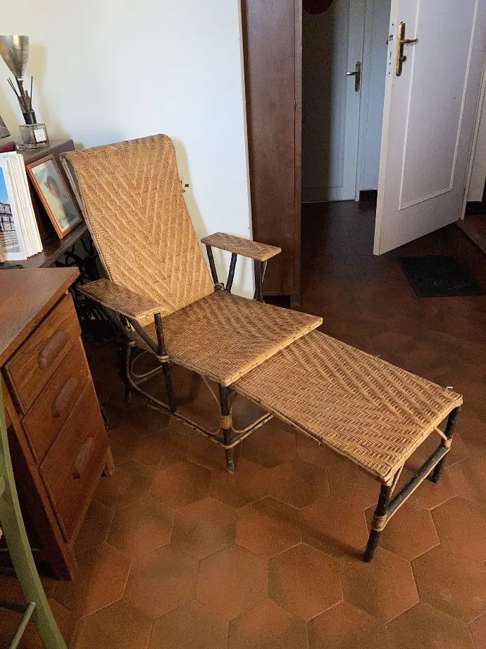 Chaise longue en rotin vintage, des années 1900.        Vintage rattan lounge chair, from the 1900s.