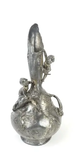 Vase en étain, à décor d'enfants à la pêche, époque art nouveau.                             Pewter vase, decorated with children fishing, art nouveau period.