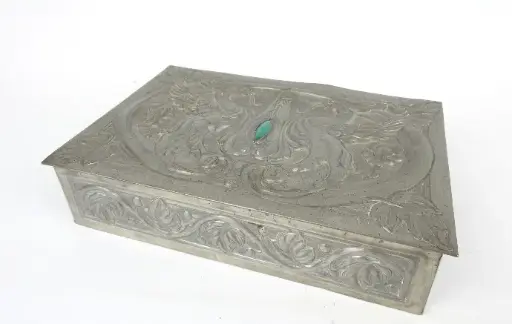 Boite en étain repoussé par Alfred Daguet (1875-1942), gravure à décor de chimères et intérieur bois.                                        Pewter box embossed by Alfred Daguet (1875-1942), engraving decorated with chimeras and wooden interior.