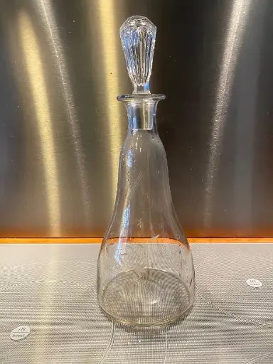 Carafe en cristal ciselé, à décor de feuilles, époque art déco.                                     Carafe in chiseled crystal, decorated with leaves, art deco period.