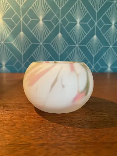 Vase ancien, en pâte de verre, signé de l'époque art déco, années 1920/1930, au décor marmoréen en excellent état. En photophore il serait encore plus beau...  Antique vase, in glass paste, signed from the art deco era, 1920s/1930s, with marmoreal decor in excellent condition. As a tealight holder it would be even more beautiful...