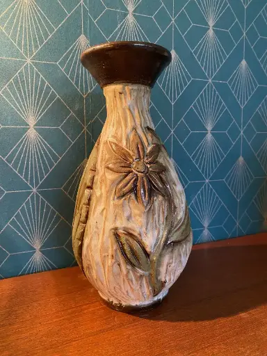 Vase vintage en céramique ciselé, signé Losson, céramiste Français des années 50, pièce unique et rare.                           Vintage chiseled ceramic vase, signed Losson, French ceramist from the 1950s, unique and rare piece.