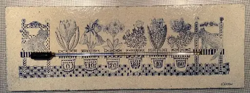 Céramique signée Roger Capron, emblématique créateur du milieu XXème à Vallauris. Ici, superbe thermomètre en céramique émaillée à décors floral et animalier. En excellent état. Très très rare. 41x15cm.                                              Ceramic signed Roger Capron, emblematic creator of the mid-20th century in Vallauris. Here, superb enameled ceramic thermometer with floral and animal decorations. In excellent condition. Very very rare. 41x15cm.