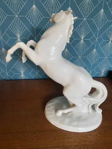 Cheval en céramique de porcelaine blanche de France. Signé et de l'époque art déco. Superbe et en excellent état. Dimension 30x30cm.                                                 White porcelain ceramic horse from France. Signed and from the art deco period. Superb and in excellent condition. Size 30x30cm