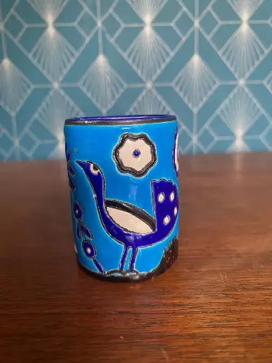 Vase miniature de Longwy, collection Primavera, émaux cloisonné de l'époque art déco, 1920. Pièce rare et très recherchée. Décors de fleurs et d'oiseaux. Mesure 6,5cm de haut pour 4,5cm de diamètre. Introuvable et en excellent état.    Miniature vase by Longwy, Primavera collection, cloisonné enamels from the art deco period, 1920. Rare and highly sought-after piece. Decorated with flowers and birds. Measures 6.5cm high and 4.5cm in diameter. Untraceable and in excellent condition.