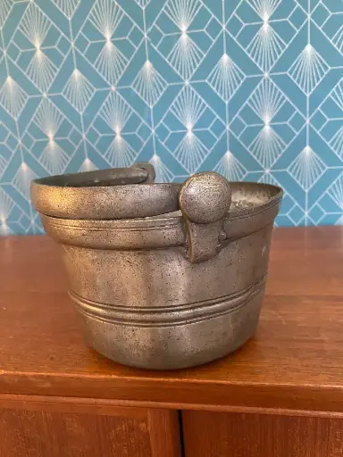 Porte Diner du XVIIIème siècle, en étain poinçonné et marqué de son armoirie au dessous. Art populaire. Belle pièce rare dans son jus.                                                        18th century dinner holder, in punched pewter and marked with its coat of arms on the bottom. Folk art. Beautiful rare piece in its original condition.