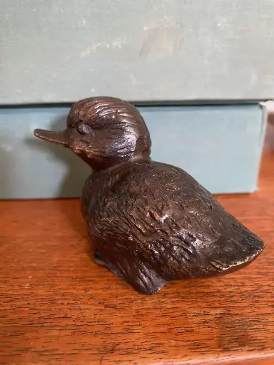Bronze animalier des années 40, caneton à la patine brune, très jolie ciselure.                                          Animal bronze from the 1940s, duckling with brown patina, very pretty chiseling.