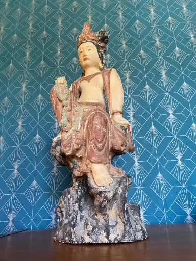 Statuette Chinoise Guanyin, dynastie Song, entre 960 et 1279, terre cuite polychrome de très belle taille puisqu'elle mesure 50cm de haut. Ce sujet Avalokitesvara prend en Chine au fil des siècles le statut de la divinité Boudhiste. Vraiment superbe. Chinese Guanyin statuette, Song dynasty, between 960 and 1279, polychrome terracotta of very beautiful size since it measures 50cm high. This Avalokitesvara subject takes in China over the centuries the status of the Buddhist divinity. Really superb.