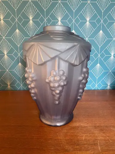 Vase artdéco, verre moulé mauve à décor de grappes en excellent état et de très belle taille puisqu'il mesure 30 cm de haut. Superbe.                                                      Art Deco vase, purple molded glass with cluster decoration in excellent condition and very nice size since it measures 30 cm high. Superb.