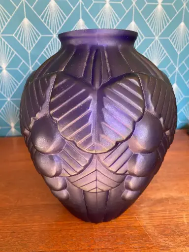 Vase art déco en verre moulé, bleu nuit à décors  de formes géométriques et en excellent état. Très belle taille puisqu'il mesure 25cm de haut. Ce vase a été attribué à Nancy Diane pour Daum, même s'il n'est pas signé. Une merveille.                           Art Deco vase in molded glass, midnight blue with geometric shapes and in excellent condition. Very nice size since it measures 25cm high. This vase was attributed to Nancy Diane for Daum, even if it is not signed. A marvel.