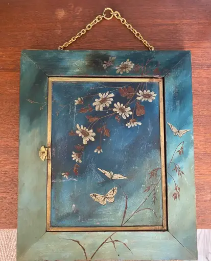 Miroir triptyque art nouveau, daté de 1876 et breveté. Décors Japonisant de fleurs, de papillons et de bambou. Vraiment superbe et en bon état vu son âge. Composé de bois et de laiton il mesure 36cm de haut pour 30 de large.         Triptych mirror from the Art Nouveau period, dated 1876 and patented. Japanese decorations of flowers, butterflies and bamboo. Really superb and in good condition considering its age. Made of wood and brass, it measures 36cm high by 30cm wide.