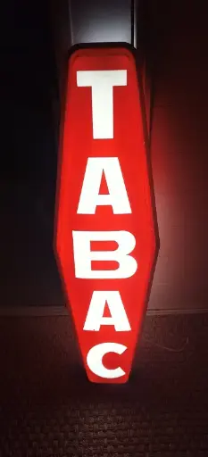 Enseigne vintage "Tabac" , fin des années 70, fonctionne parfaitement, éclairage néon. Elle mesure 1M de haut par 30cm de large et est livrée sans barre ni fixation, et ce  pour des raisons de mesures différentes à chacun.  Vintage "Tabac" sign, late 70s, works perfectly, neon lighting. It measures 1M high by 30cm wide and is delivered without bar or fixing, and this for reasons of different measurements for each.