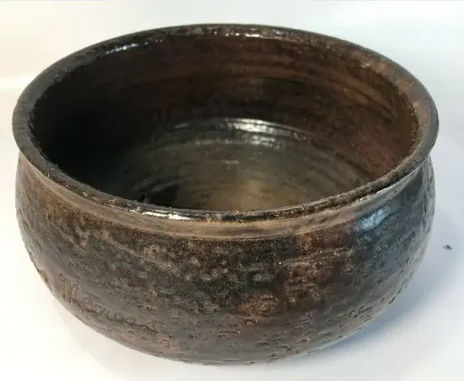 Saladier en grès émaillé, signé Jean Marais, grand céramiste et comédien du début XXème. Excellent état et rare. Enameled stoneware salad bowl, signed Jean Marais, great ceramist and actor of the early 20th century. Excellent condition and rare.