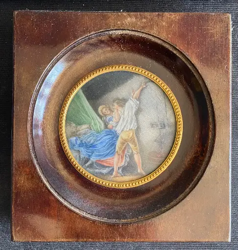 Jolie miniature ancienne signée Fragonard, scène romantique d'un couple amoureux, cadre en bois naturel et contour en bronze. En bel état et finement peint. 13x13cm