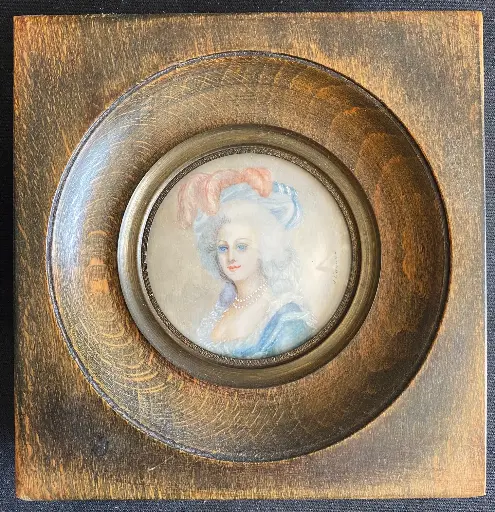 Jolie miniature ancienne signé ( non reconnue), portrait de Marie-Antoinette cadre en bois naturel et contour en bronze. En bel état et finement peint. 14cmx14cm