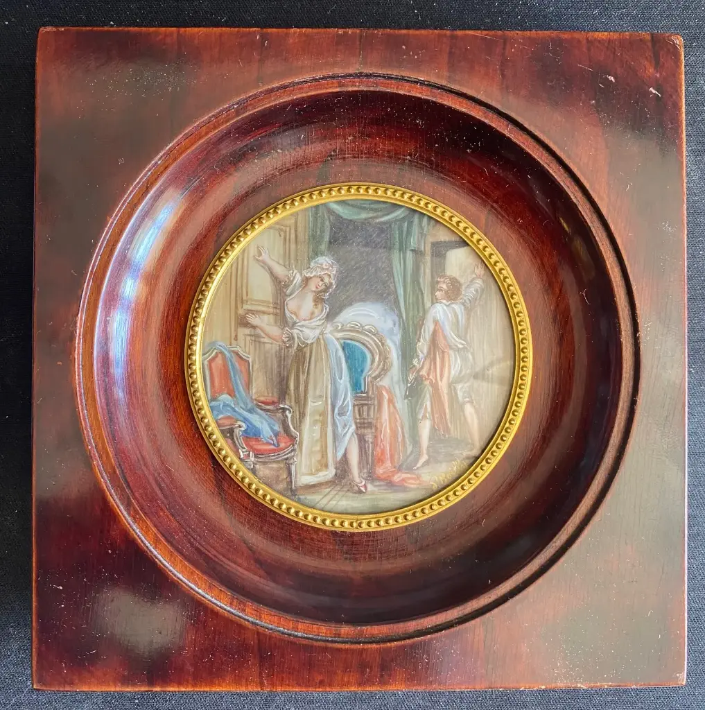 Miniature ancienne, scène érotique signée De Bouillis, cadre en bois d'acajou et contour en bronze. En bel état et finement peint. 13x13cm.   Antique miniature, erotic scene signed De Bouillis, mahogany frame with bronze outline. In beautiful condition and finely painted. 13x13cm