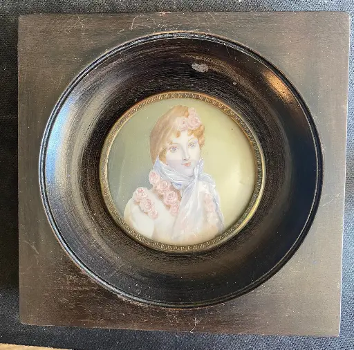 Miniature ancienne signée, une élégante" cadre en bois noirci et contour en laiton. En bel état et finement peint.