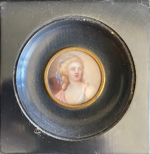 Jolie miniature ancienne, " L'élégante" cadre en bois noirci et contour en laiton. En bel état et finement peint.
