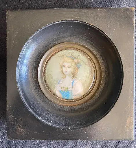 Jolie miniature ancienne signée, portrait de la Marquise de Breuil. Fin XIXème.                                                Beautiful antique signed miniature, portrait of the Marquise de Breuil. Late 19th century.