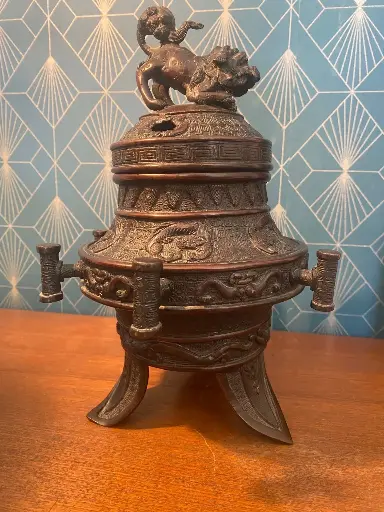 Brûle-Parfum ancien, en Bronze, avec Chien Fu, en tripode, XXème, Art Asiatique.                                                   Antique Bronze Incense Burner with Fu Dog, Tripod, 20th Century, Asian Art.